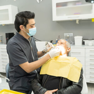 Belgique, Bruxelles ,Cabinet Dentaire Juin 2022 un dentiste avec un patient